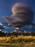 Torres del  Paine εθνικό πάρκο, η αυγή και τα σύννεφα, Παταγωνία, Χιλή στοκ εικόνες Torres del  Paine εθνικό πάρκο, η αυγή και τα σύννεφα, Παταγωνία, Χιλή στοκ εικόνες
